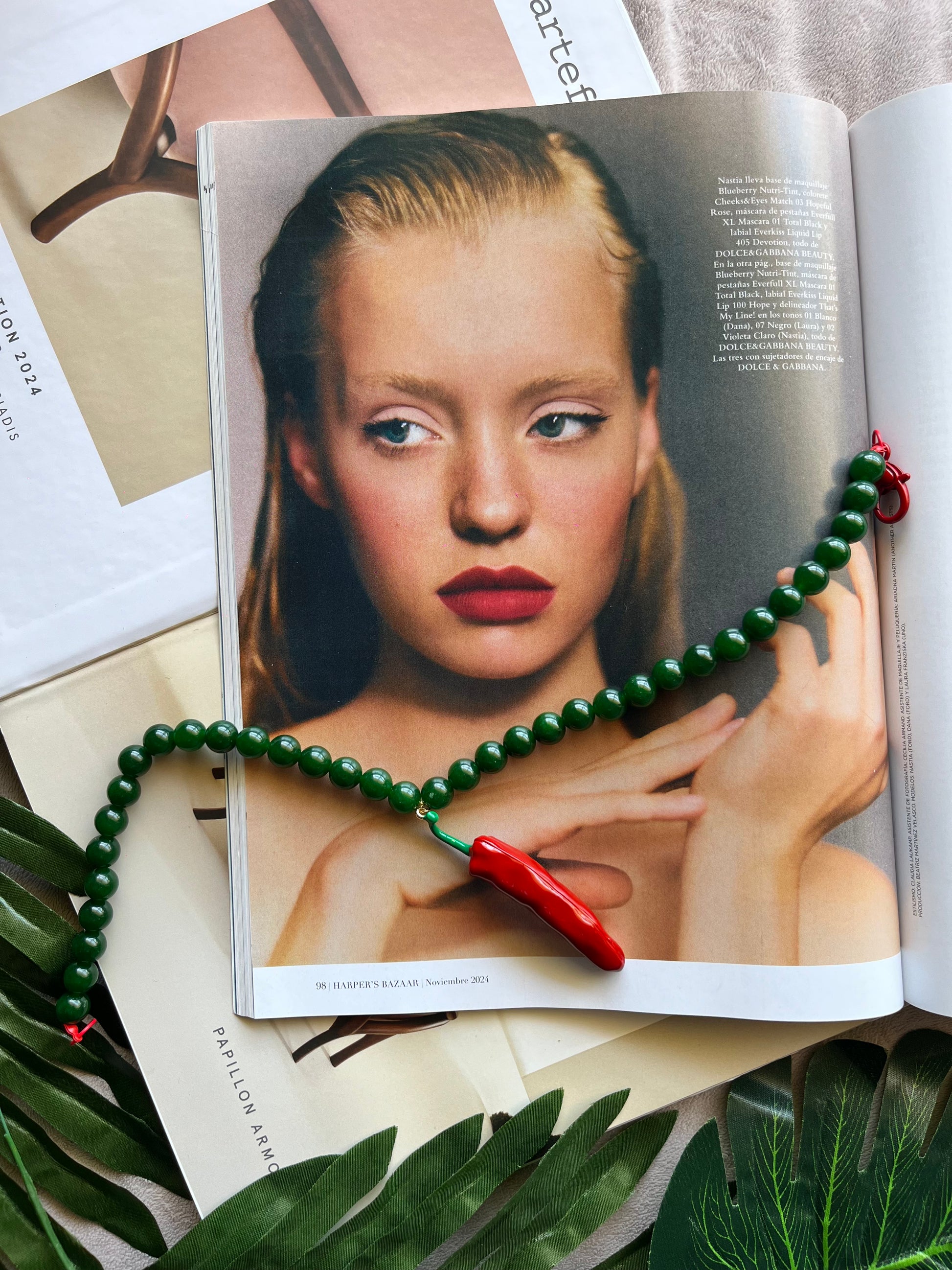 Collar Ají, con piedras naturales verdes y dije en forma de ají grande
Ulibkas