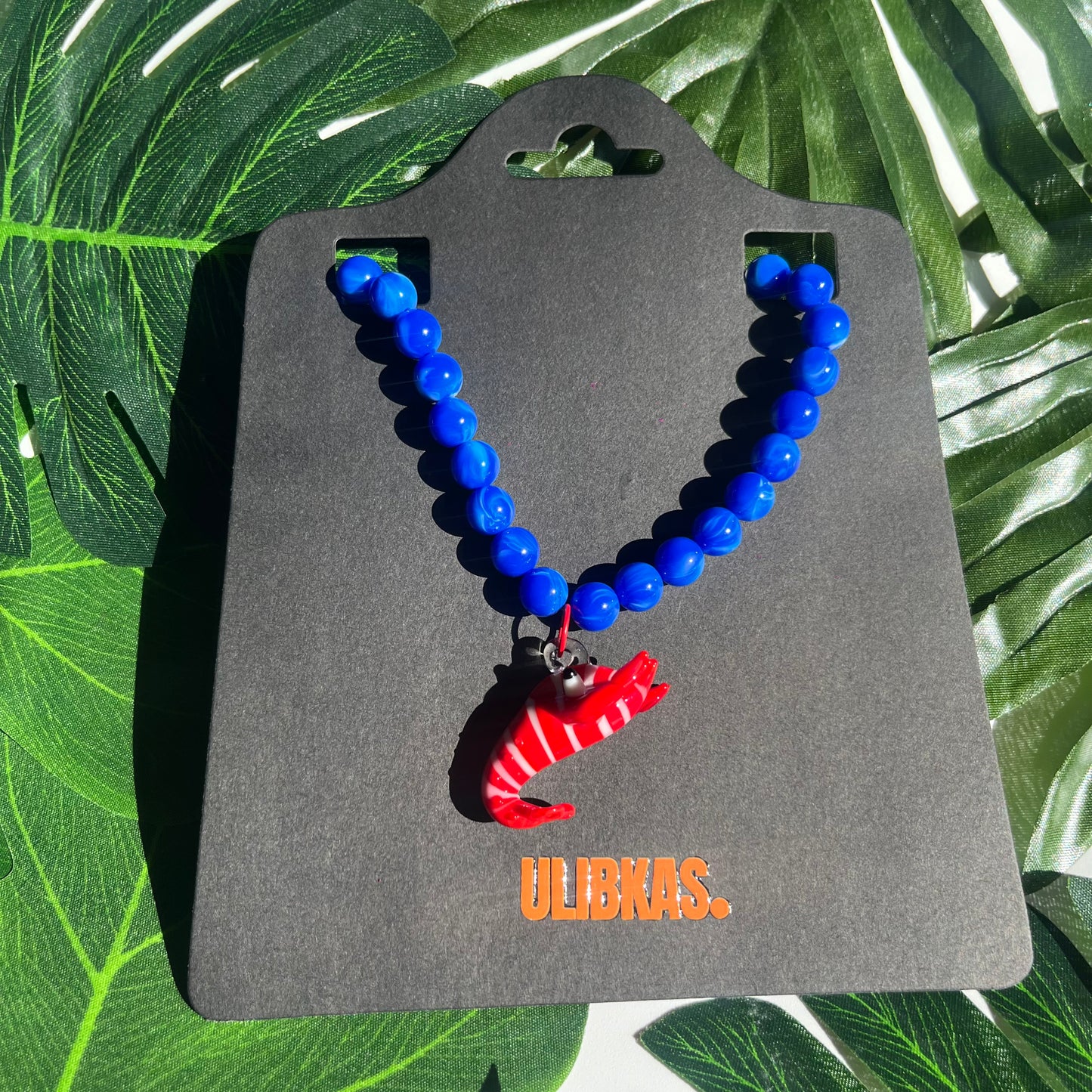 Collar Camarón con dije de camarón rojo de vidrio y perlas azules
Ulibkas