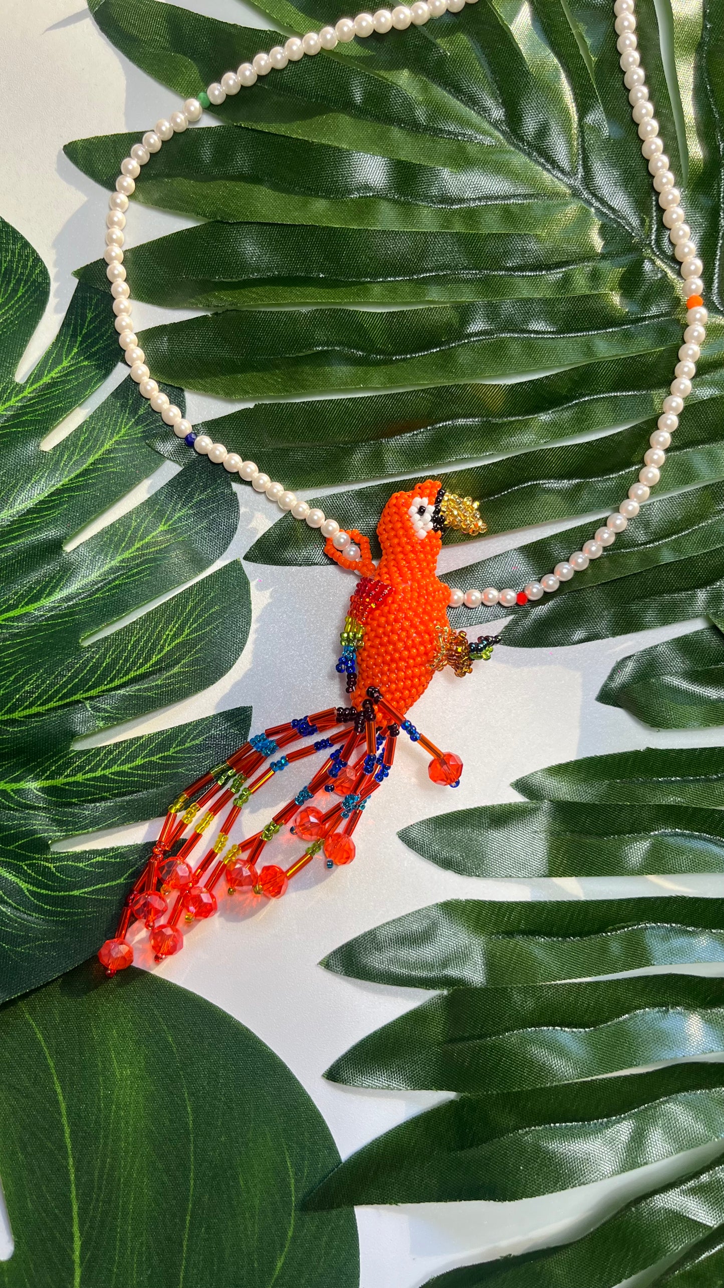 Collar Guacamaya, dijes importados de Guatemala en dos versiones de perlas de río o perlas pequeñas Swarovski. Estos collares full trend darán ese toque extra a tus looks.