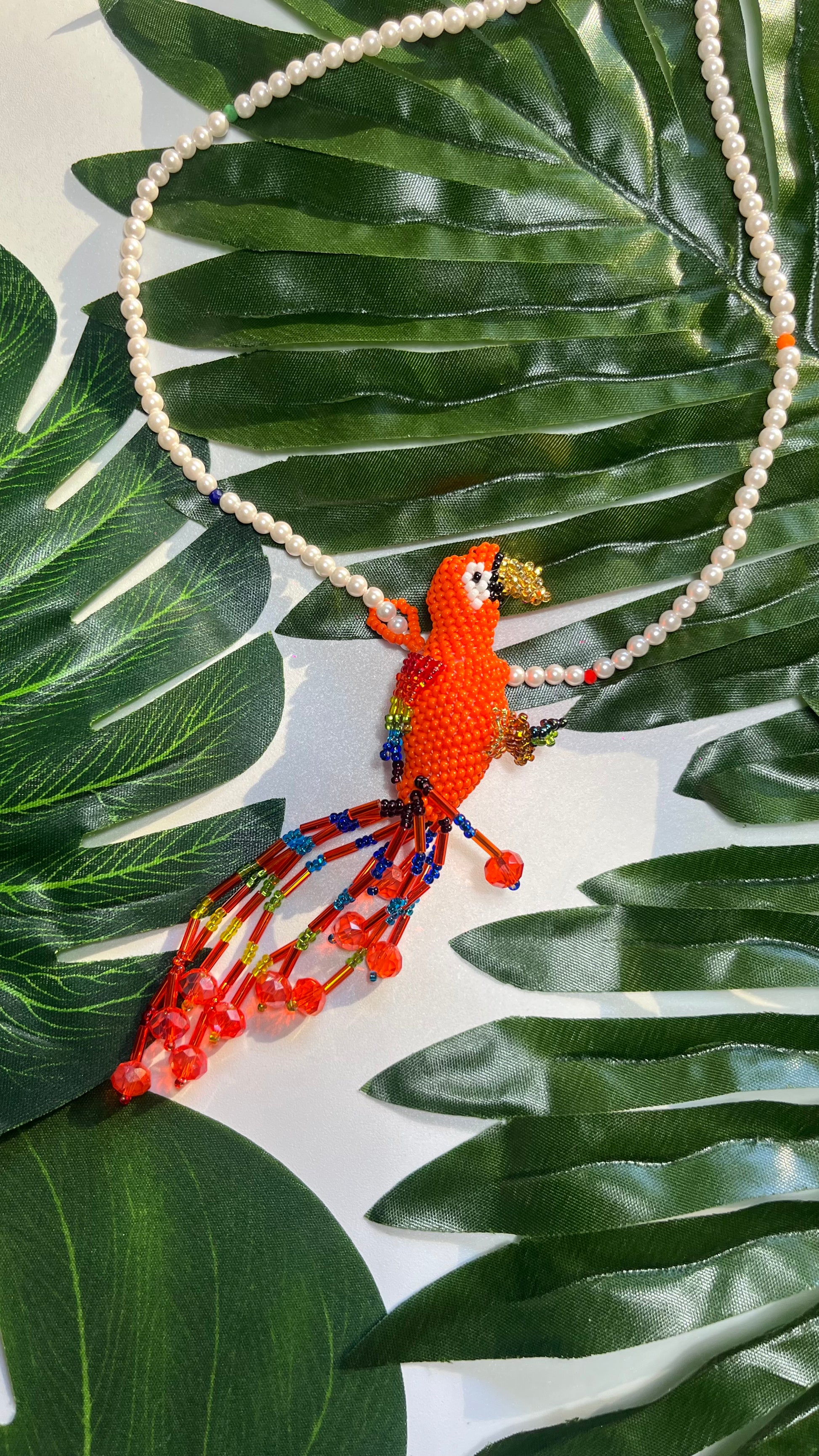 Collar Guacamaya, dijes importados de Guatemala en dos versiones de perlas de río o perlas pequeñas Swarovski. Estos collares full trend darán ese toque extra a tus looks.