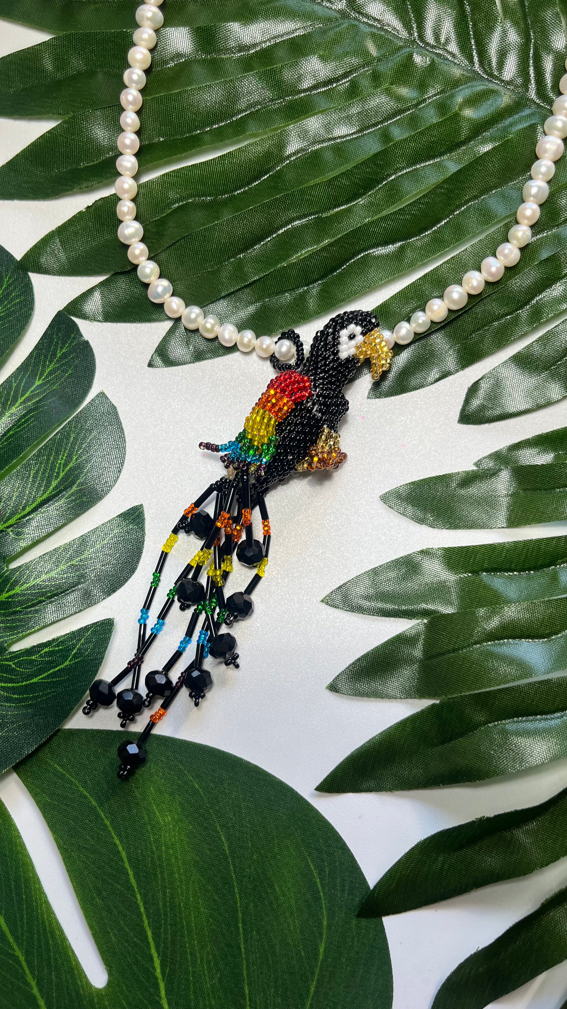 Collar Guacamaya, dijes importados de Guatemala en dos versiones de perlas de río o perlas pequeñas Swarovski. Estos collares full trend darán ese toque extra a tus looks.