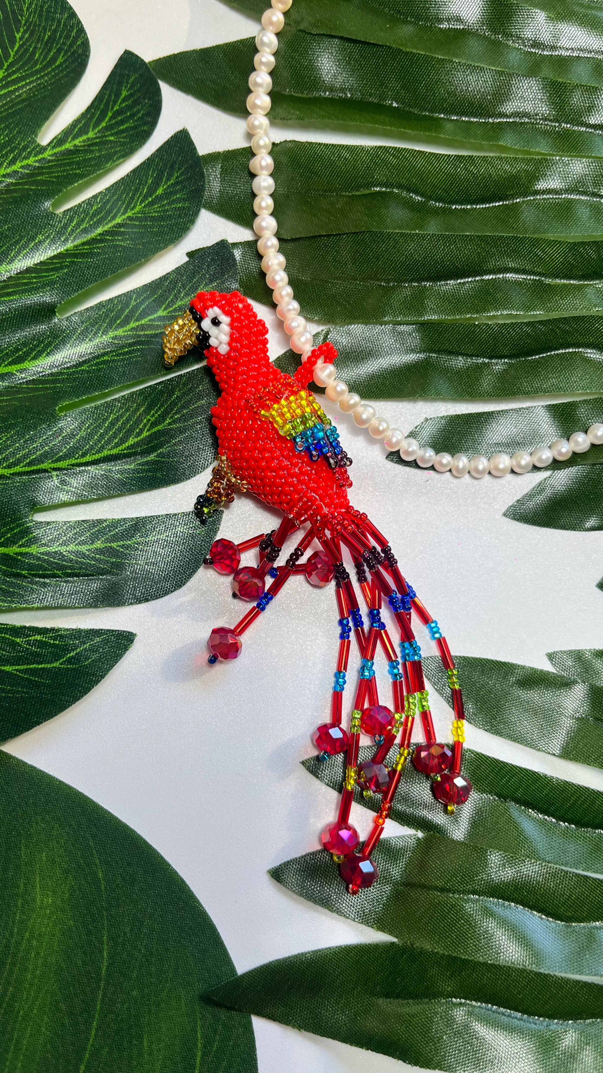 Collar Guacamaya, dijes importados de Guatemala en dos versiones de perlas de río o perlas pequeñas Swarovski. Estos collares full trend darán ese toque extra a tus looks.