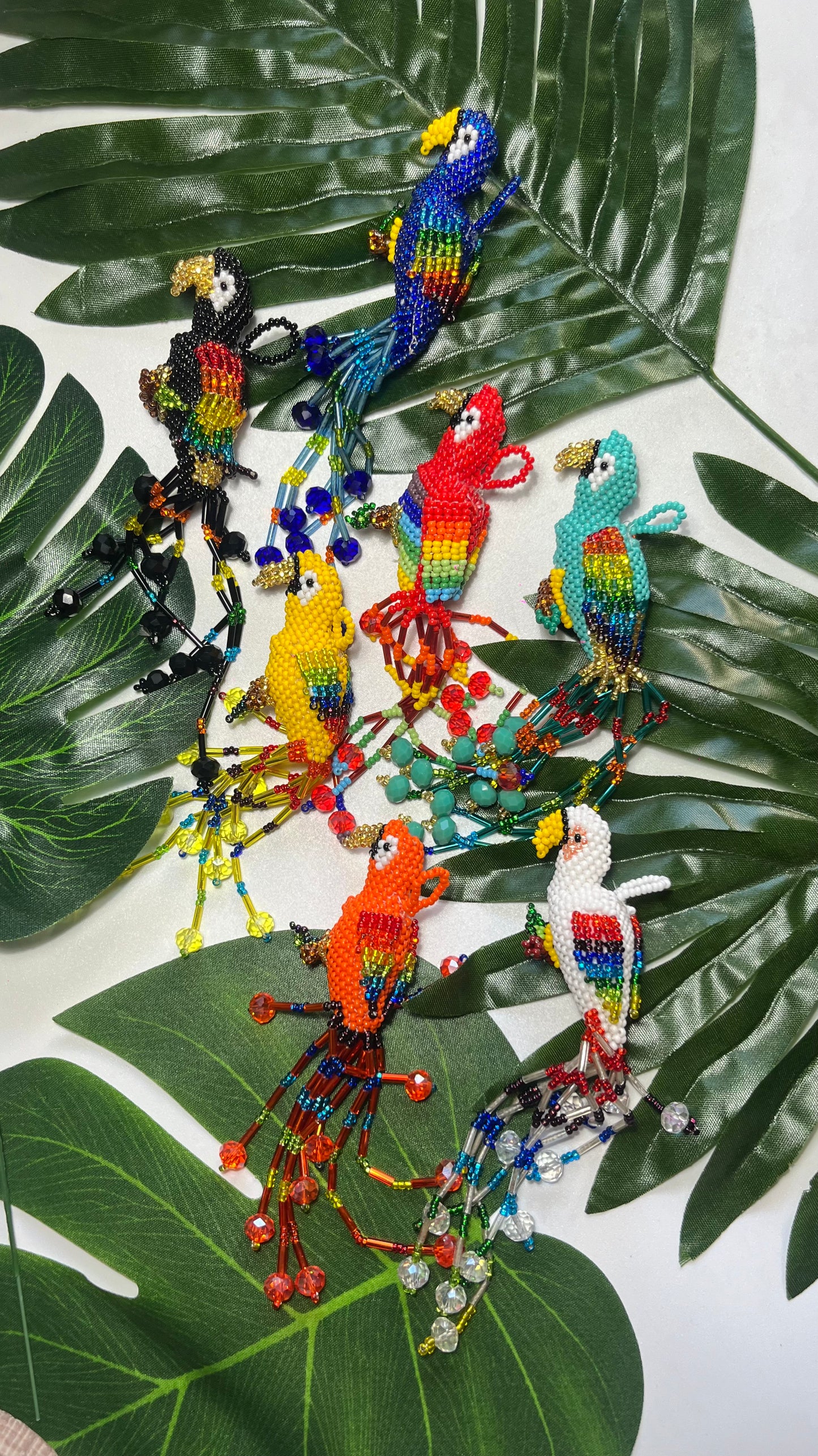 Collar Guacamaya, dijes importados de Guatemala en dos versiones de perlas de río o perlas pequeñas Swarovski. Estos collares full trend darán ese toque extra a tus looks.