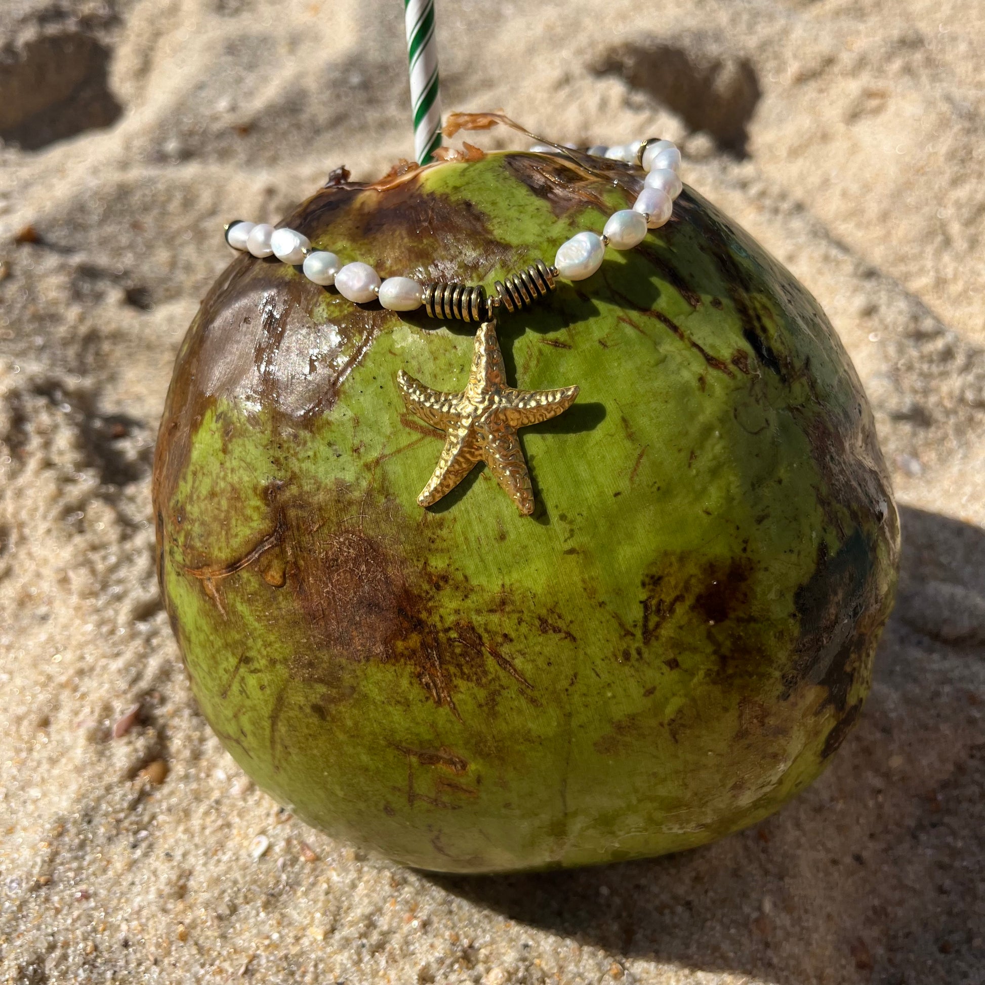 Collar Sea Breeze, Perlas Naturales con decoraciones doradas y Dije Dorado con forma de Estrella de Mar
Ulibkas